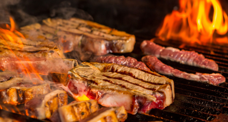 Fotografía de un asado a medio cocer en referencia a la muerte de dos hombres en Argentina por comer carne infectada con shigela después de un asado