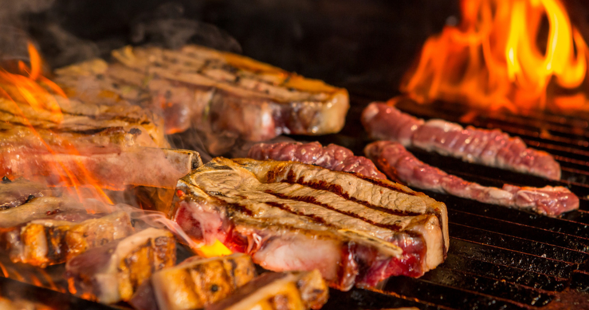 Fotografía de un asado a medio cocer en referencia a la muerte de dos hombres en Argentina por comer carne infectada con shigela después de un asado