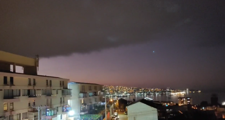 “Todo pasando”: vecinos de Valparaíso cuestionaron deslucido show de luces en celebración de Año Nuevo