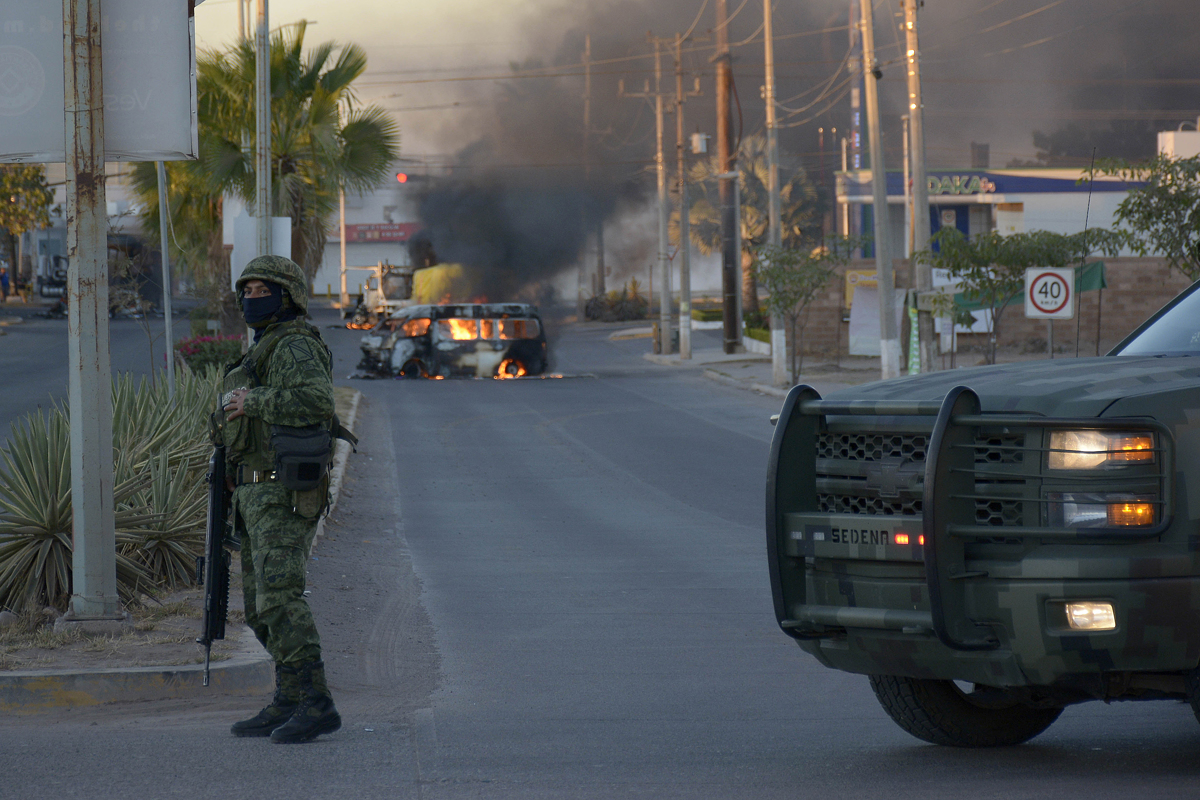 Fotografía de un vehículo de carga calcinado tras los enfrentamientos de fuerzas federales con grupos armados hoy, en la ciudad de Culiacán, estado de Sinaloa