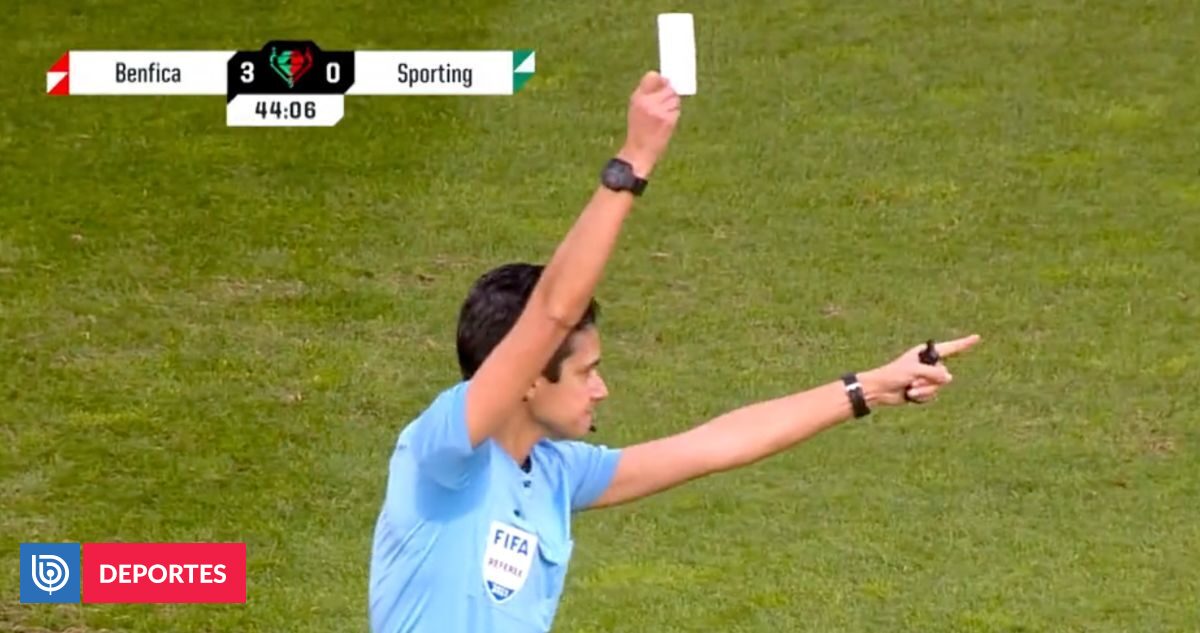 Árbitro mostra cartão branco pela primeira vez em uma partida de futebol