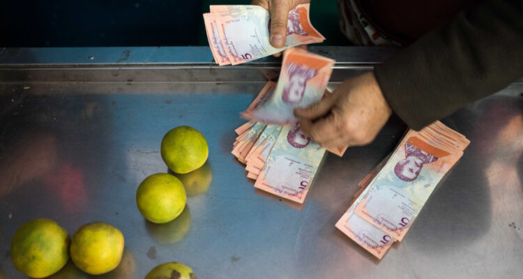 US$6 de sueldo mínimo en Venezuela desatan masivas protestas del sector público