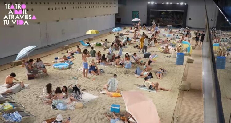 Teatro a Mil invita a la reflexión en una ópera playera con "Sun&Sea" en Centro Cultural La Moneda