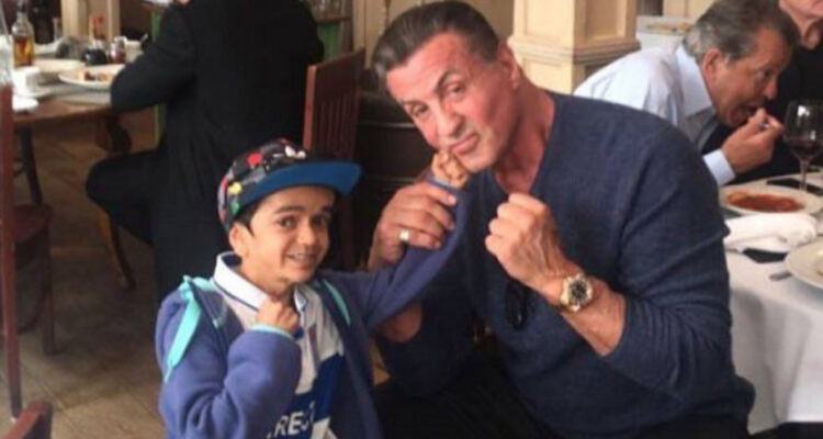 Miguelito posando con el actor Sylvester Stallone, quien hace posar a Miguelito como si le estuviera golpeando el rostro.