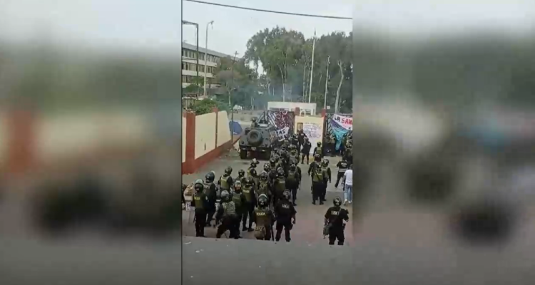 Policía peruana ingresó con tanqueta a universidad en Lima y detuvo a cientos de manifestantes