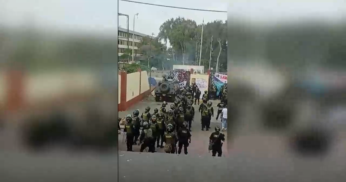 Policía peruana ingresó con tanqueta a universidad en Lima y detuvo a cientos de manifestantes