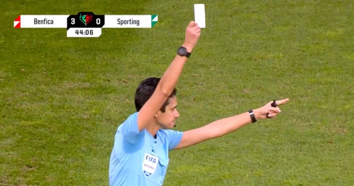 Árbitro muestra por primera vez una tarjeta blanca en partido de fútbol