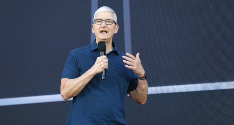 Tim Cook, el máximo jefe de Apple, ganará un 40% en 2023 tras pedir un “ajuste”