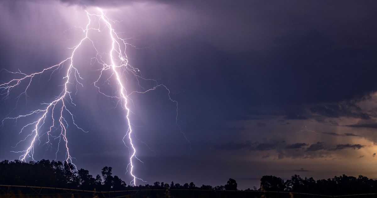 Incluye la RM: emiten aviso por probables tormentas eléctricas en tres regiones de Chile