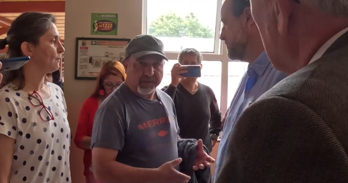 “Me vienen a tirar como un papel”: trabajador de la UACh despedido tras 40 años emplaza al rector