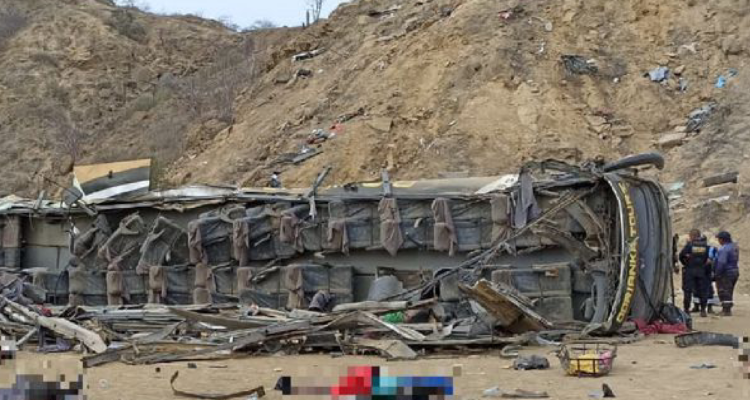 Tragedia en Perú: al menos 20 personas murieron tras caída de bus a un precipicio