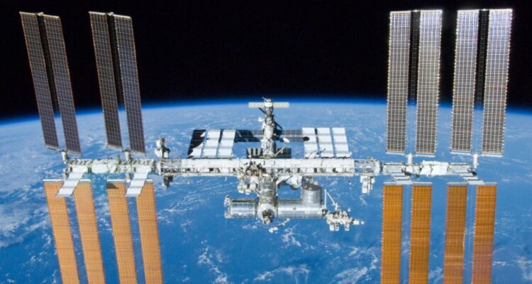 Tres astronautas de la EEI retrasan en meses su regreso tras impacto de un meteoroide en su nave