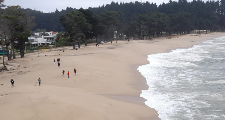 Turistas imprudentes tomándose fotos en playa Pingueral
