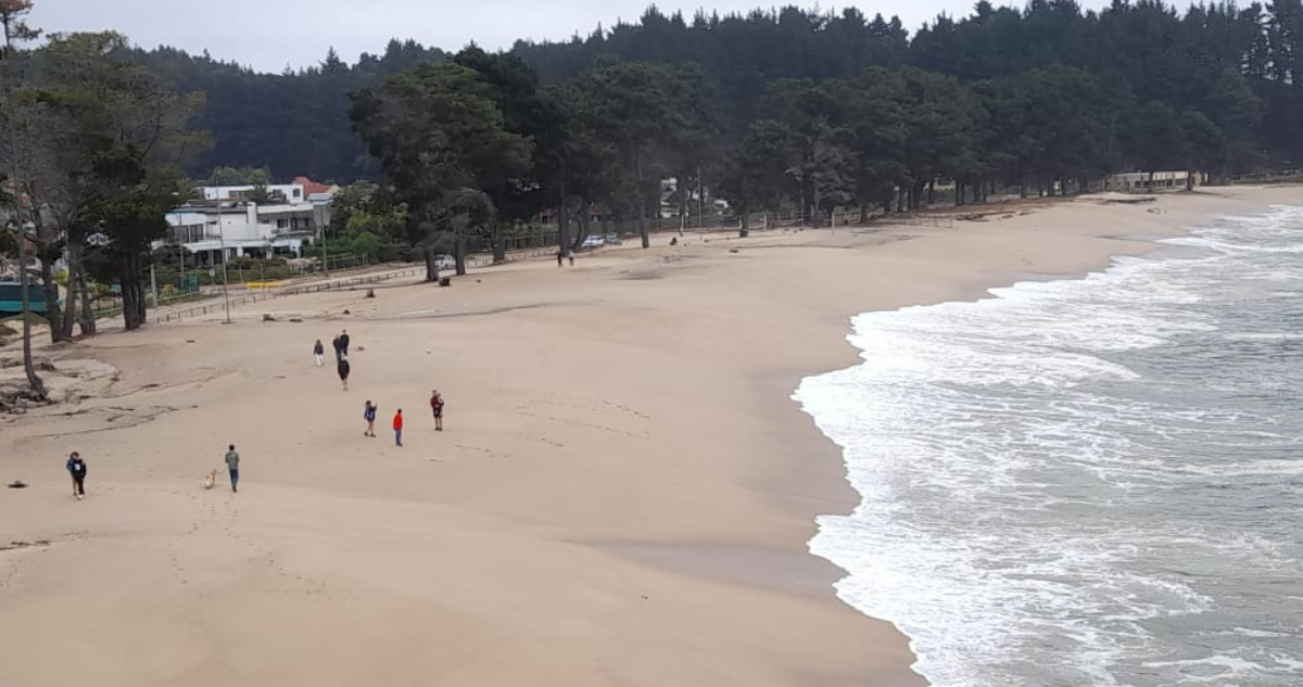 Turistas imprudentes tomándose fotos en playa Pingueral