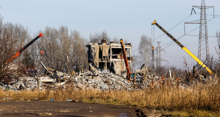 Los restos del edificio bombardeado por las fuerzas ucranianas.
