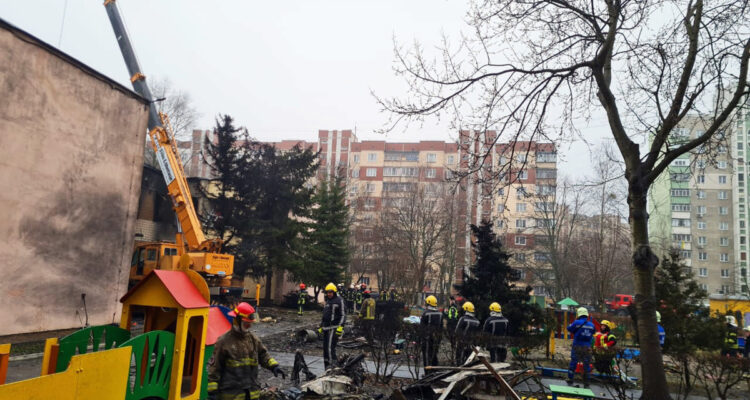 Los servicios de rescate trabajan en el lugar del accidente del helicóptero que se ha estrellado esta madrugada en la ciudad ucraniana de Brovary, en la región de Kiev, en el que ha muerto el ministro ucraniano del Interior, Denis Monastyrsky.