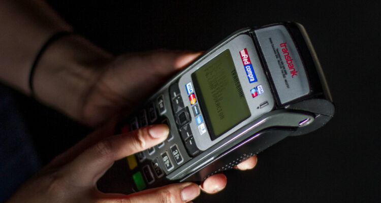 Usuarios reportan caída masiva de Transbank: acusan intermitencia en el servicio