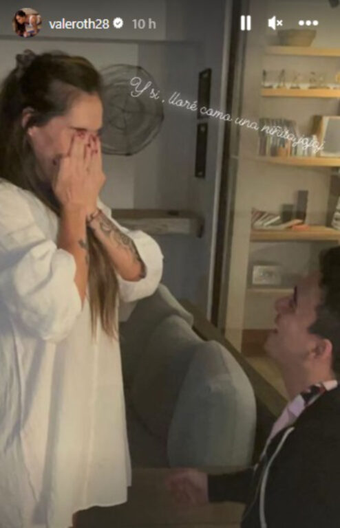 Valentina Roth se tapa el rostro con sus manos al recibir la propuesta de matrimonio.