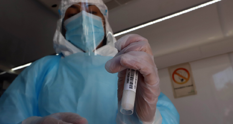 Autoridades sanitarias alertan posible brote de Covid-19 tras llegada de variante BF.7 a Chile