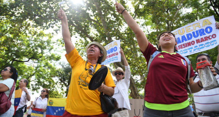 Venezolanos se manifiestan hoy contra la posible llegada a Argentina del presidente de Venezuela, Nicolás Maduro, en Buenos Aires (Argentina). Venezolanos residentes en Argentina se manifestaron este domingo para protestar por la posible presencia de Maduro en la VII Cumbre de la Comunidad de Estados Latinoamericanos y Caribeños (Celac), que tendrá lugar en Buenos Aires el martes próximo. Unos cien manifestantes se reunieron frente al hotel Sheraton, en el barrio capitalino de Retiro, donde se desarrollará la reunión de presidentes.