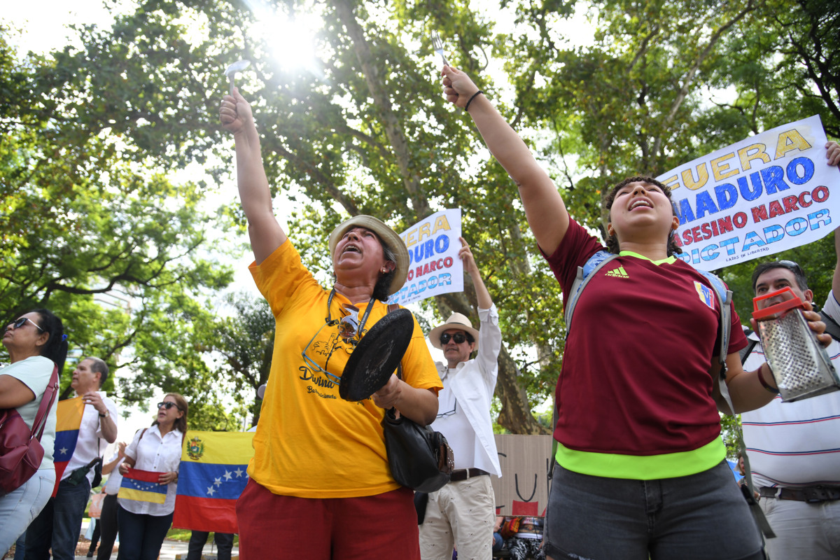 Venezolanos se manifiestan hoy contra la posible llegada a Argentina del presidente de Venezuela, Nicolás Maduro, en Buenos Aires (Argentina). Venezolanos residentes en Argentina se manifestaron este domingo para protestar por la posible presencia de Maduro en la VII Cumbre de la Comunidad de Estados Latinoamericanos y Caribeños (Celac), que tendrá lugar en Buenos Aires el martes próximo. Unos cien manifestantes se reunieron frente al hotel Sheraton, en el barrio capitalino de Retiro, donde se desarrollará la reunión de presidentes.