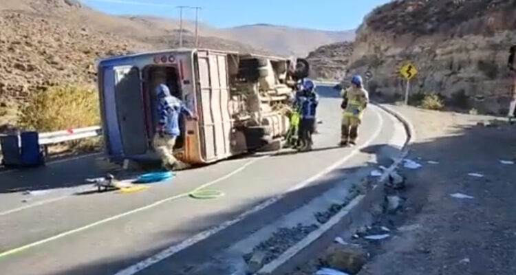 Volcamiento de bus en Colchane