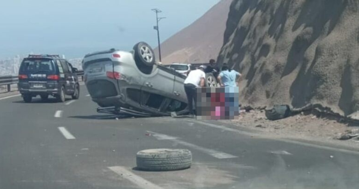 Embarazada y otras 4 personas lesionadas tras volcar vehículo en bajada de Alto Hospicio a Iquique