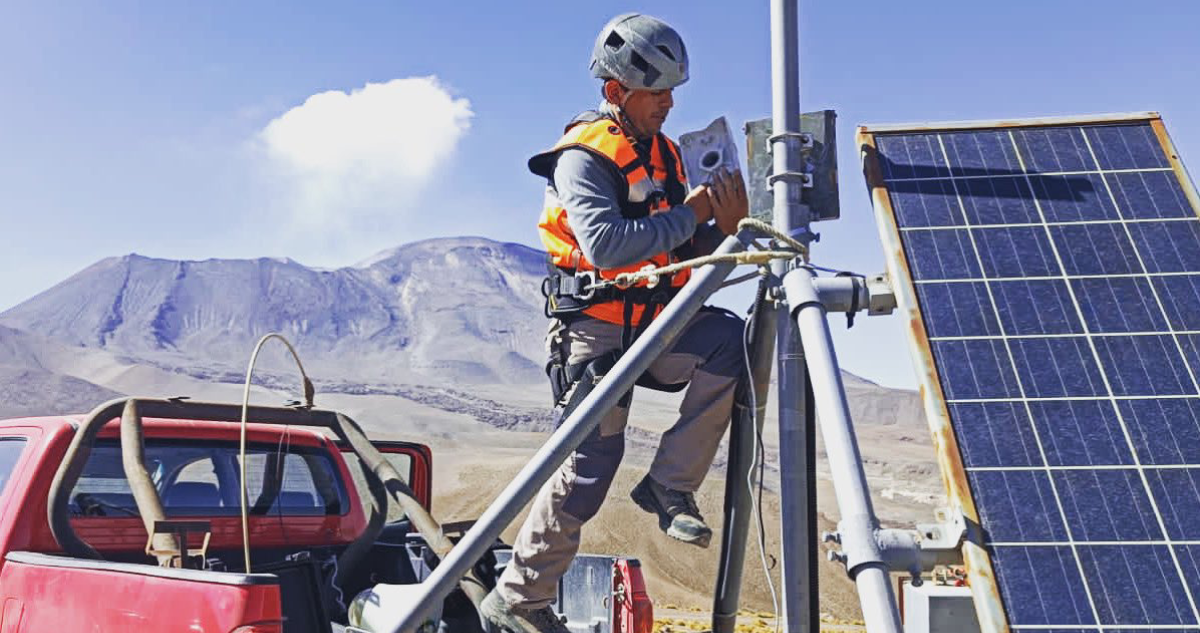 Personal técnico en inmediaciones del volcán Láscar.