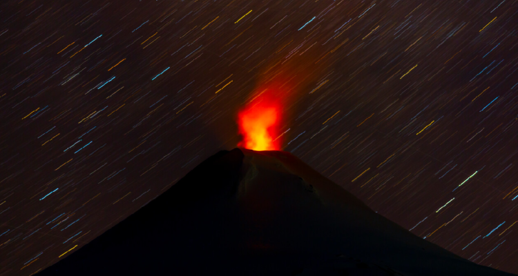 Volcán Villarrica: sismos internos provocan nuevas explosiones que alcanzan los 100 metros de altura