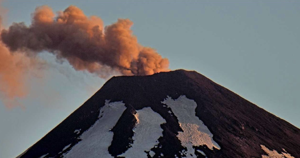 Sismo en volcán Villarrica produjo emisión de material particulado que alcanzó 180 metros de altura