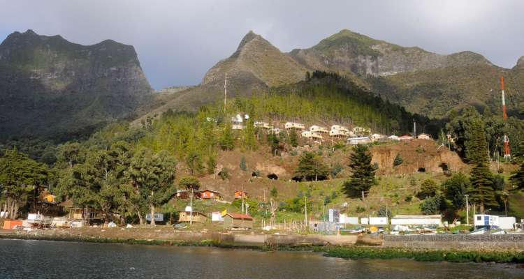 A 13 años del tsunami de 2010 anuncian reconstrucción de colegio destruido en Juan Fernández