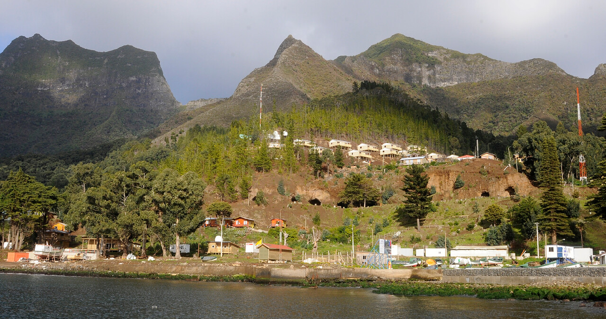 A 13 años del tsunami de 2010 anuncian reconstrucción de colegio destruido en Juan Fernández