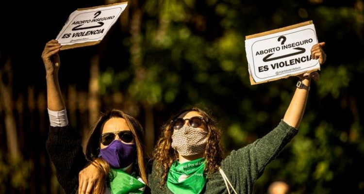 Mujeres protestan para decir que “el aborto inseguro es violencia”, durante una movilización en España.