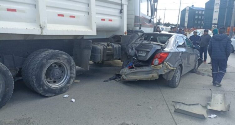 Desastroso accidente: camión se desengancha, destruye dos autos y termina en el patio de una vivienda