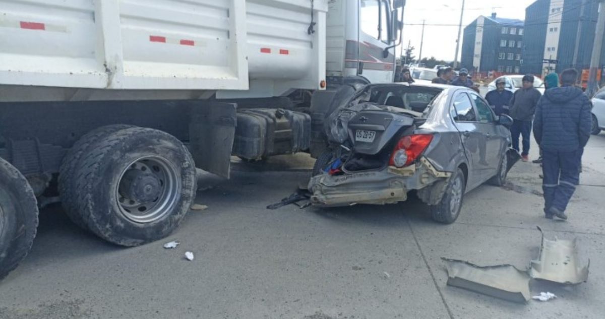 Desastroso accidente: camión se desengancha, destruye dos autos y termina en el patio de una vivienda