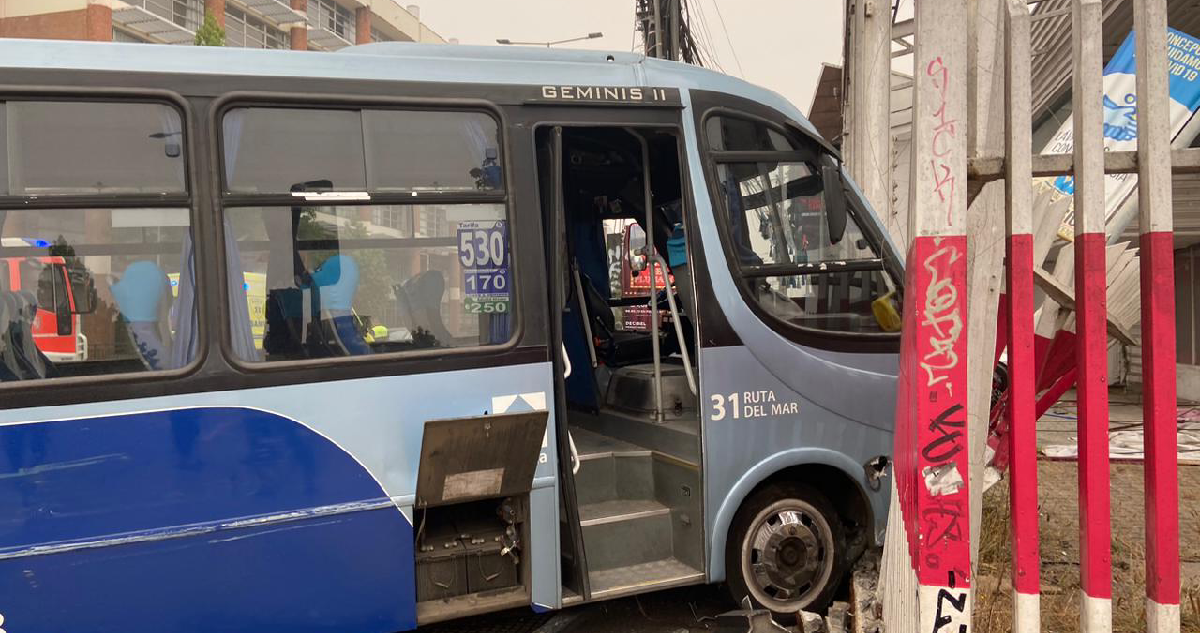 Accidente de tránsito en Concepción deja a bus incrustado en local comercial