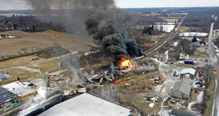 Accidente de tren en Ohio gobierno dice que zona afectada con sustancia química es segura