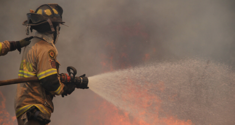 Declaran Alerta Roja para las comunas de Valdivia y Corral por incendios forestales