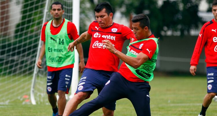 Alexis Sánchez y Gary Medel durante un entrenamiento de La Roja.