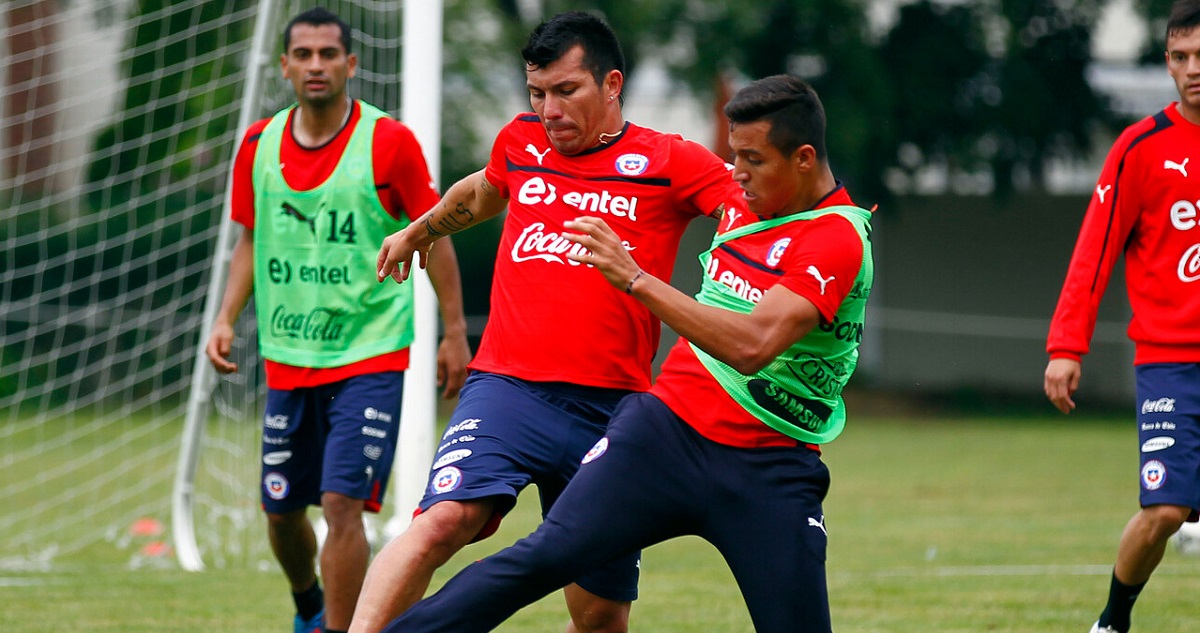 Alexis Sánchez y Gary Medel durante un entrenamiento de La Roja.
