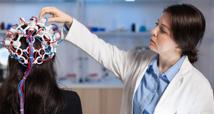 Neurologa examinando a paciente con casco. Joven de 19 años fue diagnosticado con Alzheimer en China