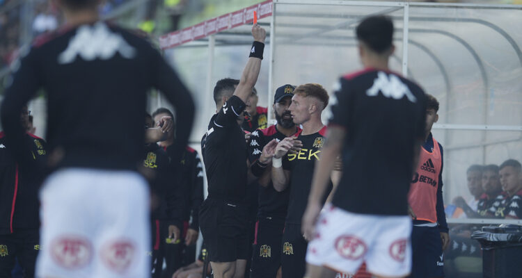 Arquero de Unión Española insólita agresión a un pasapelotas