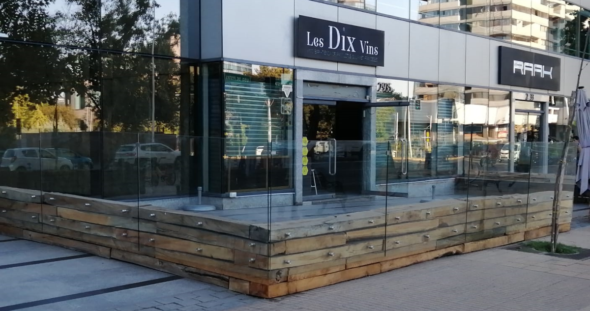 Investigan artefacto sin detonar hallado afuera de un edificio en Las Condes