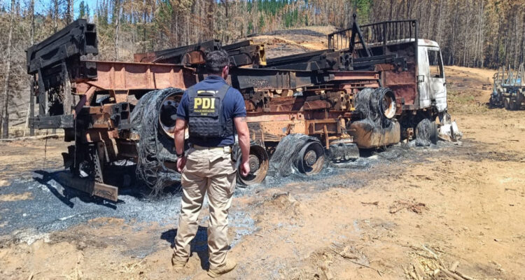 Ataque incendiario consume 3 camiones al interior de predio en La Araucanía: hallan lienzo en el lugar