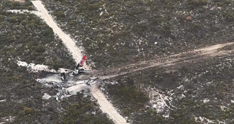 Restos de un avión Boeing 737 accidentado en Australia, cuyos pilotos salieron casi indemnes.