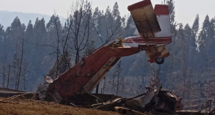 Avión que combatía incendio forestal cayó en Hualqui piloto sobrevivió al impacto