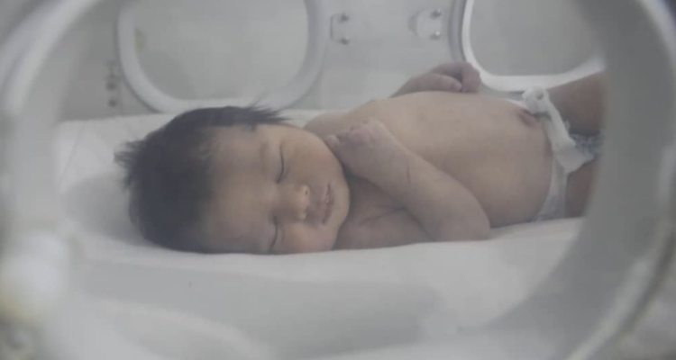 Aya, la bebé que nació bajo los escombros en Siria.