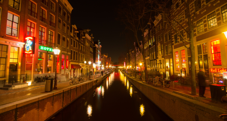 Fotografía del “Barrio Rojo” en referencia a la posible prohibición de consumo de cannabis