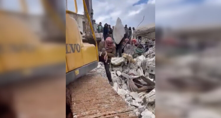 Bebé nace entre medio de los escombros de Siria tras devastador terremoto: madre no sobrevivió