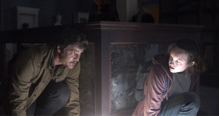 Bella Ramsey junto a Pedro Pascal en la serie ‘The Last of Us’, la actriz admitió haber usado un Binder durante la filmación de la serie